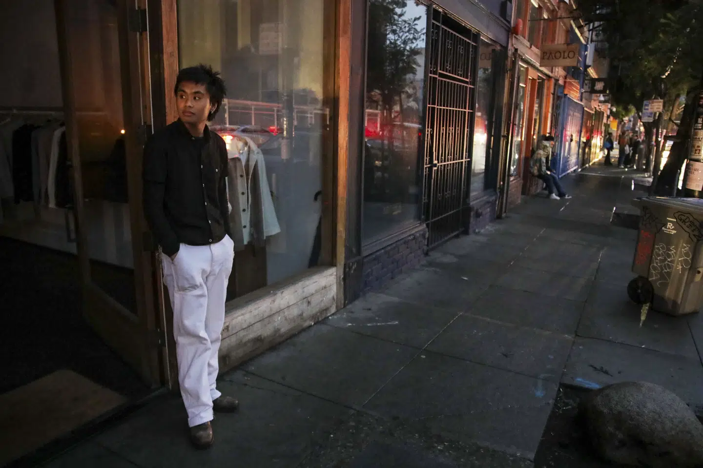 En butiksejer i San Francisco står på gaden, efter at et større strømnedbrud har ramt byen.