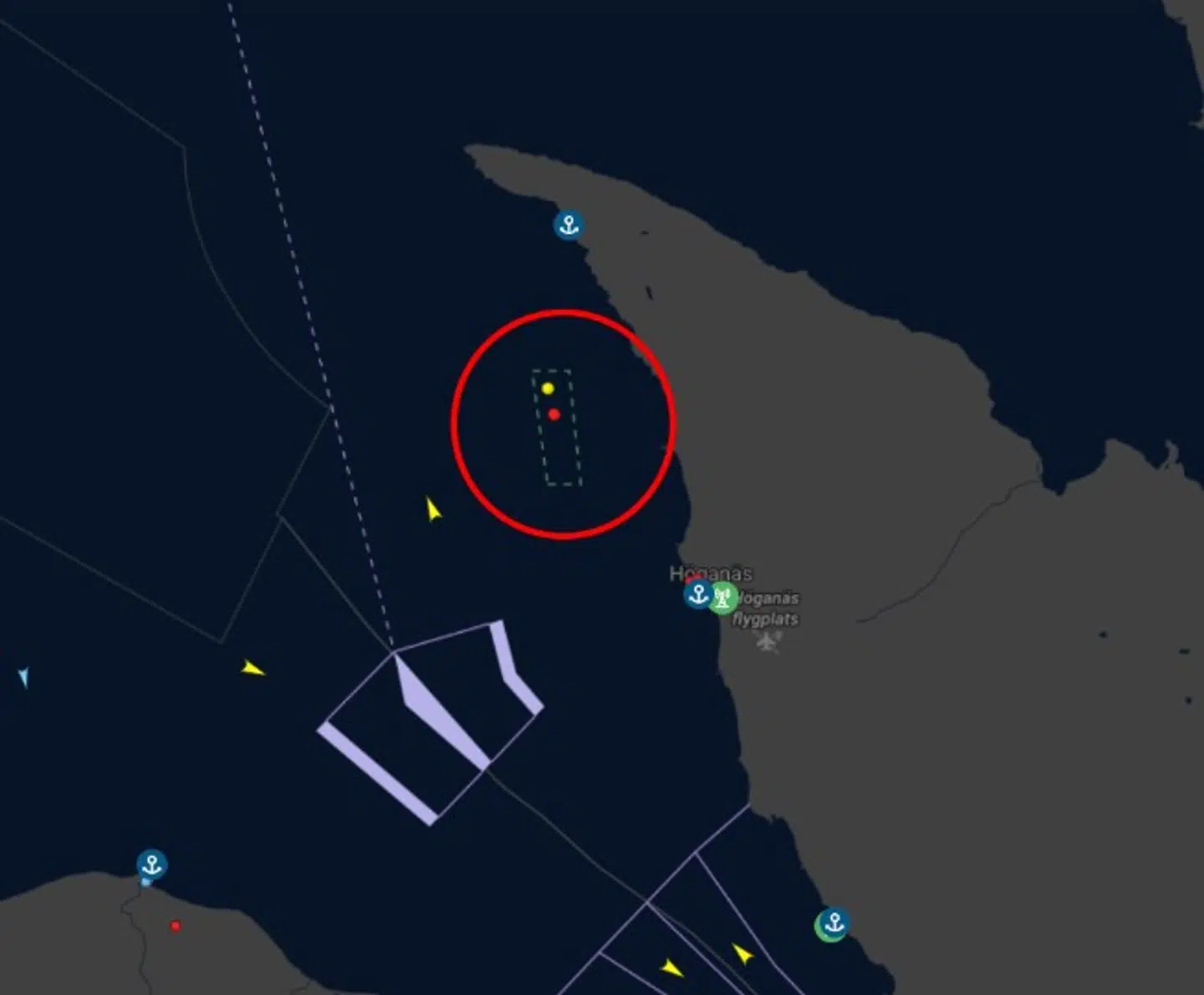 Den gule prik viser det russiske skib, og den røde prik viser det svenske kystfartøj. Foto: Screenshot/Vesselfinder