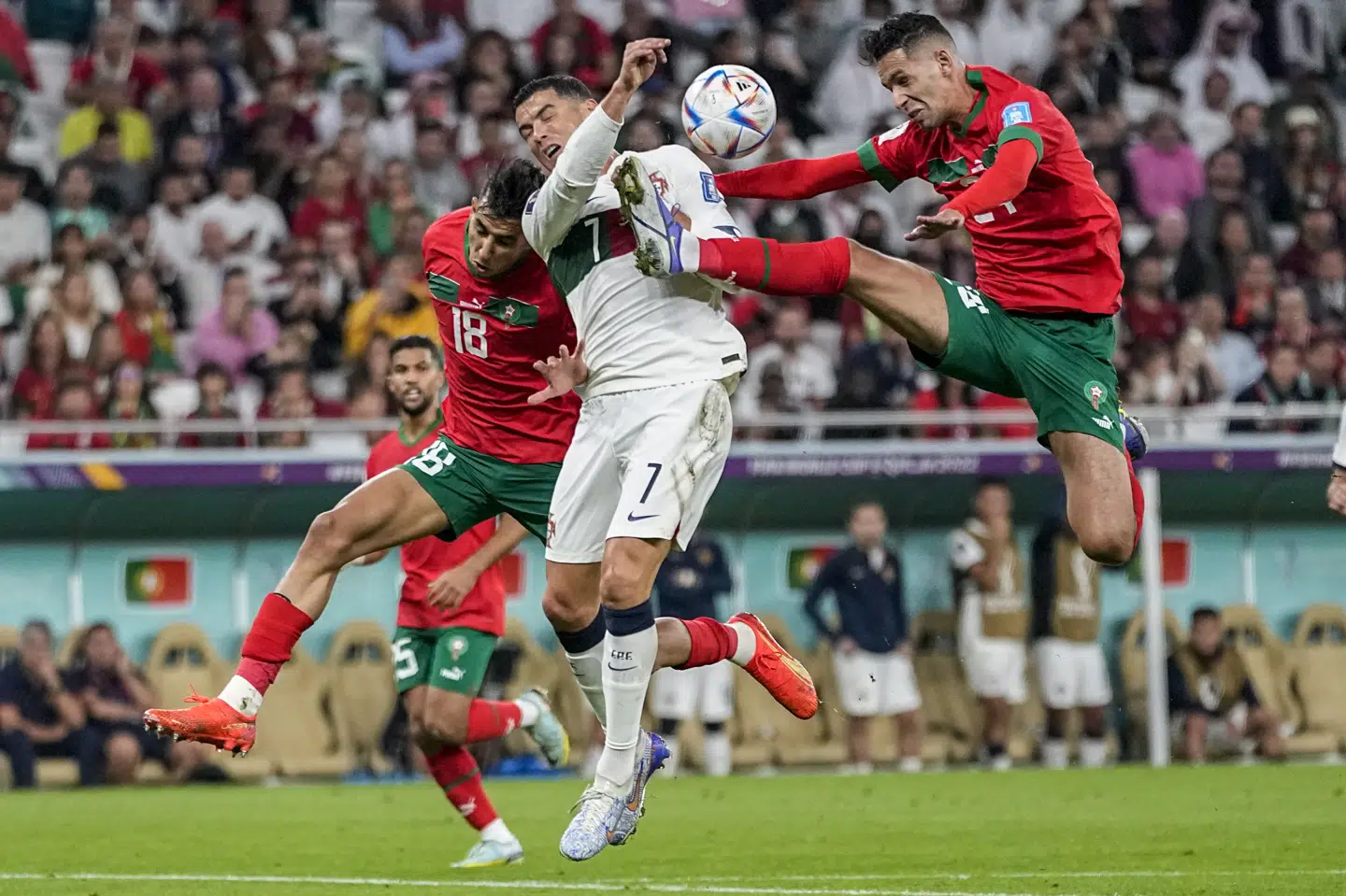 Marokkos Bilal El Khannous (til højre) tog hårdhændede metoder i brug for at stoppe den portugisiske stjernespiller Cristiano Ronaldo ved VM i 2022. Marokko endte med at slå Portugal ud og tage pladsen i semifinalen som det første afrikanske land i historien. (Arkivfoto).