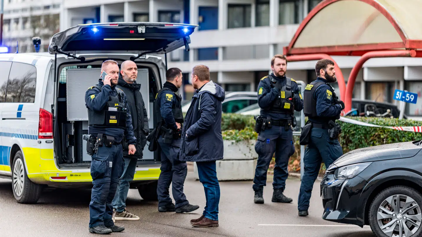 Politiet er til stede i Høje Gladsaxe søndag den 21. december 2025.