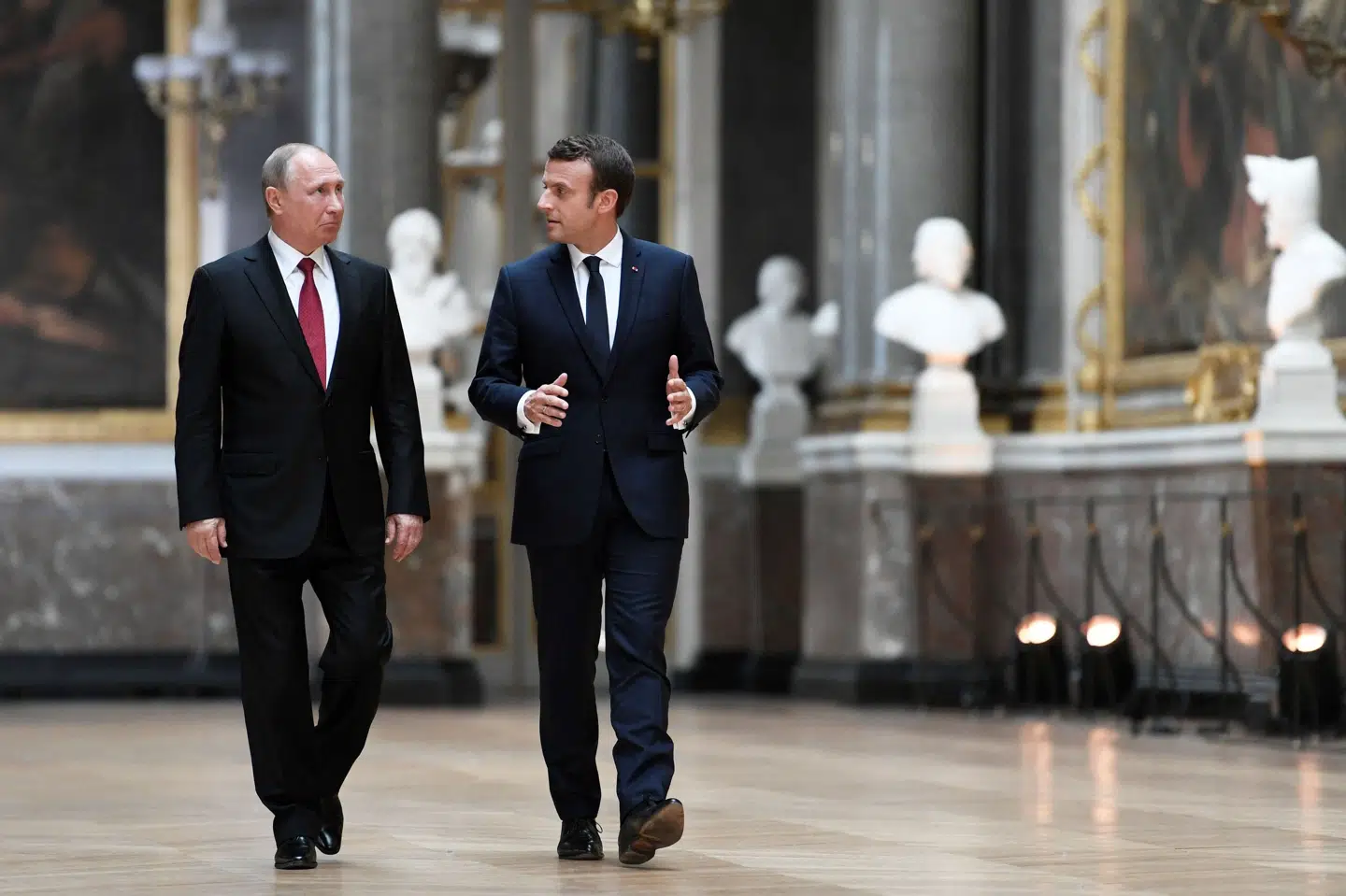 De nærmere detaljer for et møde mellem den franske præsident, Emmanuel Macron, og Ruslands præsident, Vladimir Putin, vil blive aftalt i de kommende dage. De to ledere har tidligere mødtes, blandt andet tilbage i 2017, hvor billedet er fra. (Arkivfoto).