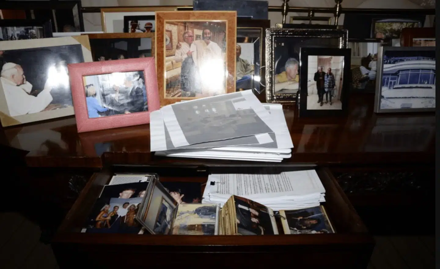 Billedet her er også blevet slettet. Her ses det omtalte billede af Trump til venstre i skuffen.