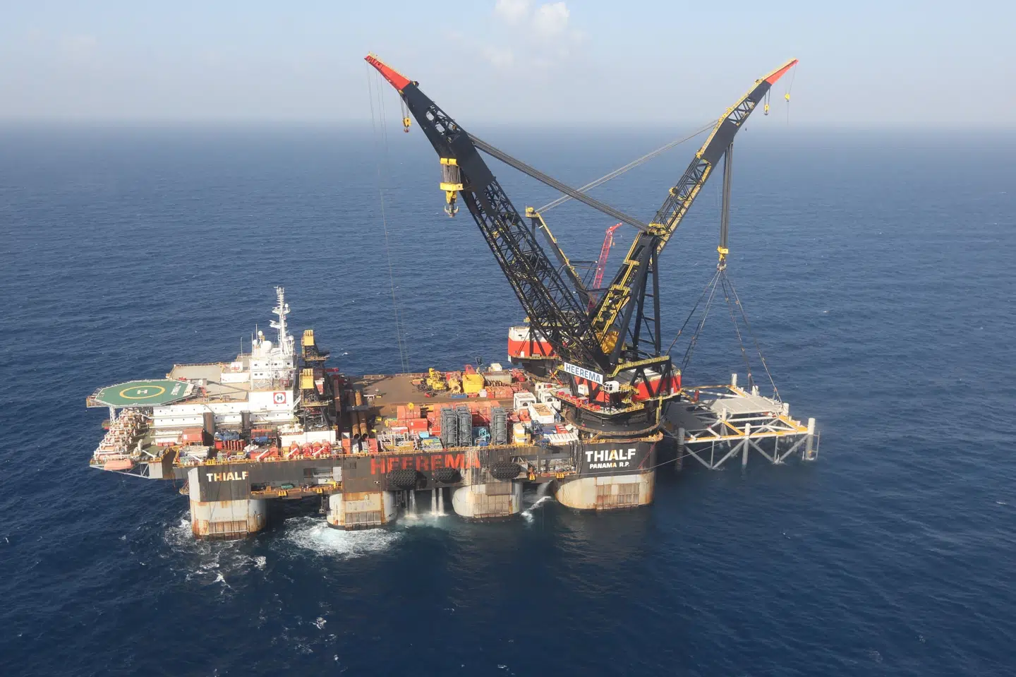 SSCV "Thialf" er verdens næststørste kranskib. I 2019 var det med, da der skulle lægges en platform ved et gasfelt ved den israelske kyst. (Arkivfoto).