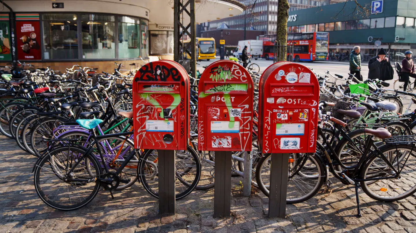 Fra næste år trækker PostNord sig fra brevmarkedet i Danmark efter store underskud i flere år.