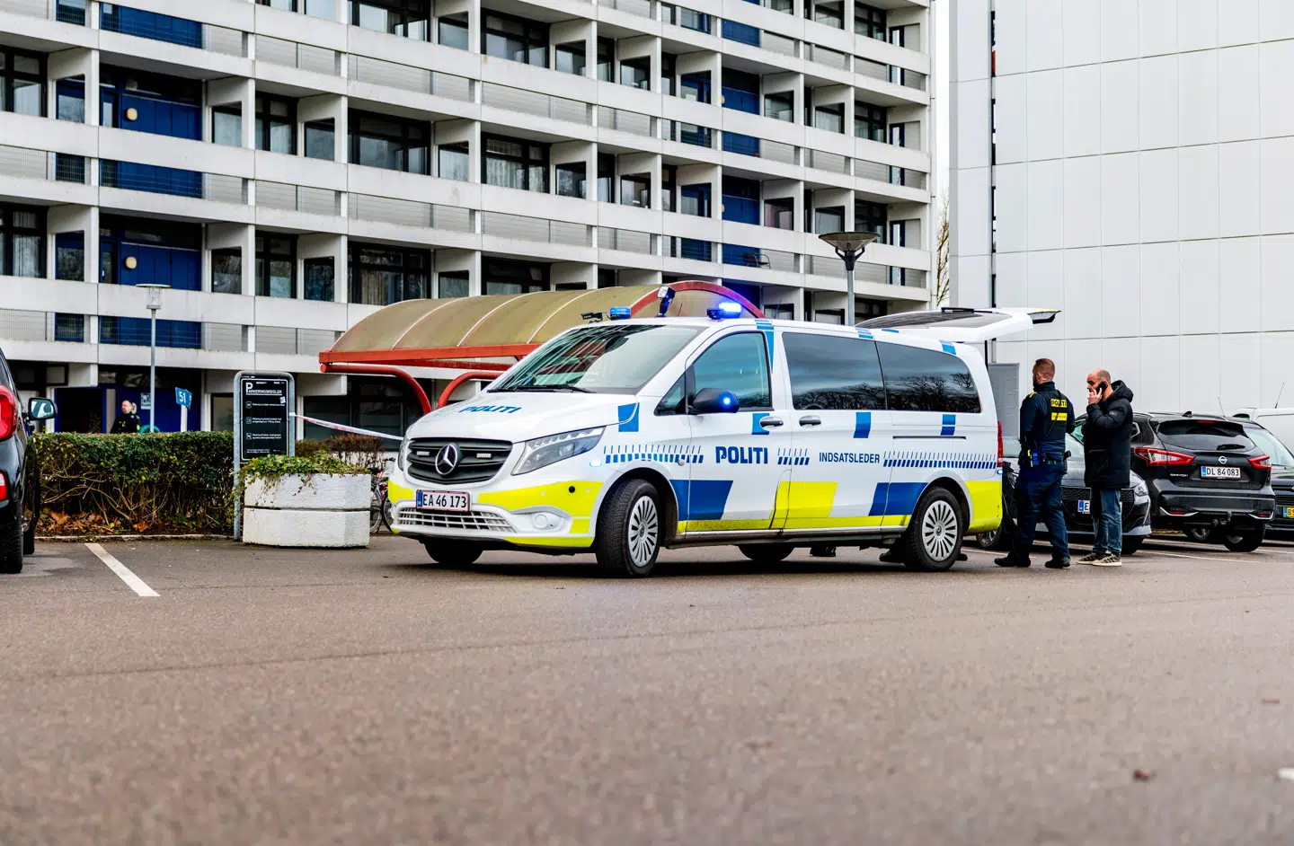 Et toårigt barn er afgået ved døden efter et fald fra et højhus i Høje Gladsaxe søndag. Sagen efterforskes som drab, oplyser politiet på X.