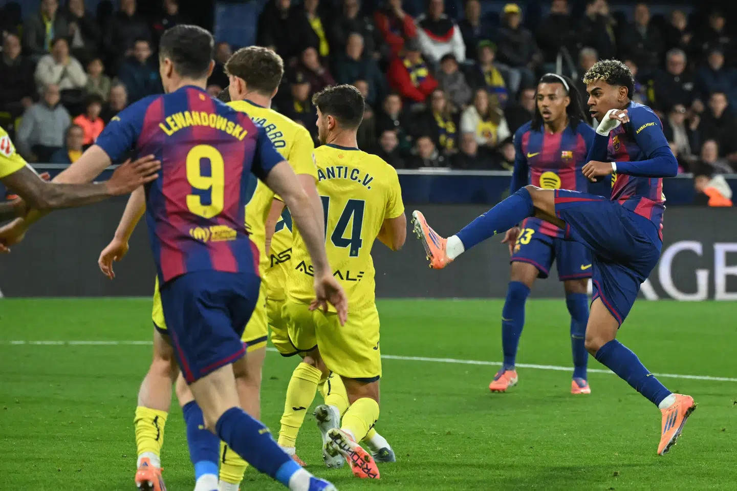 Med en god, gammeldags tåhyler bringer Lamine Yamal Barcelona på 2-0 ude mod Villarreal.