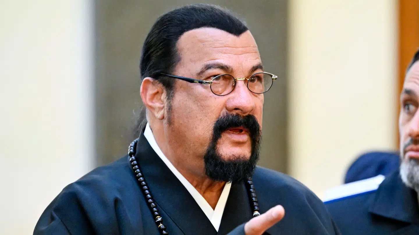 Den amerikanske actionfilmsskuespiller Steven Seagal ankommer til indsættelsesceremonien maj 2024, hvor Vladimir Putin endnu engang blev indsat.