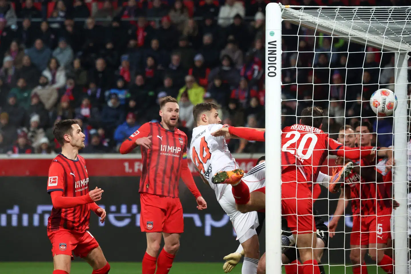 Josip Stanisic stiger op mellem en masse modstandere og pander Bayern München i front udekampen mod Heidenheim.