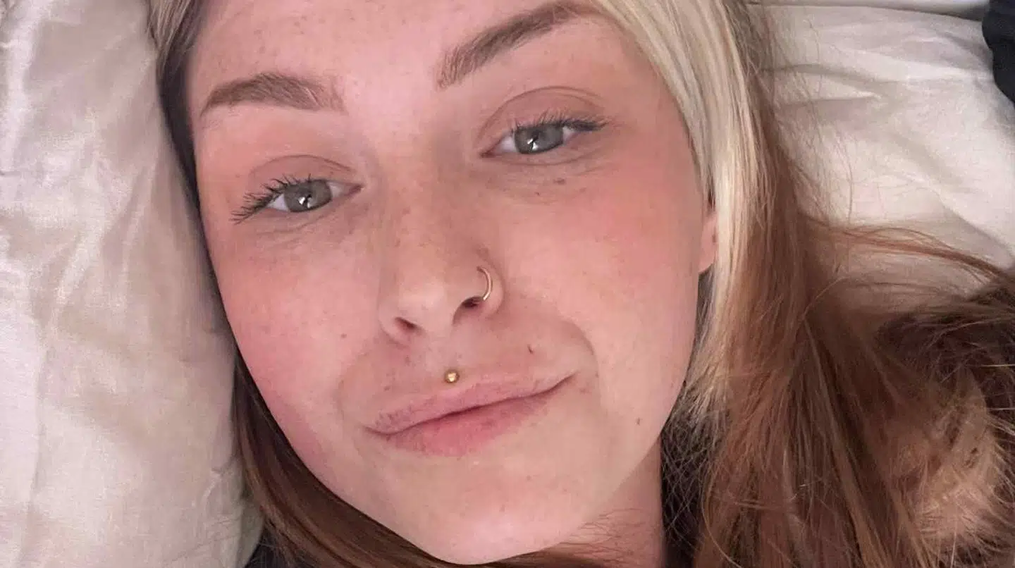 34-årige Sara-Louise opdagede først, at hun hver måned betalte til Luxplus, efter hun læste en artikel fra B.T. I dag er hun rasende og ærgerlig over, at hun intetanende har sendt over 2.000 kroner afsted til firmaet.