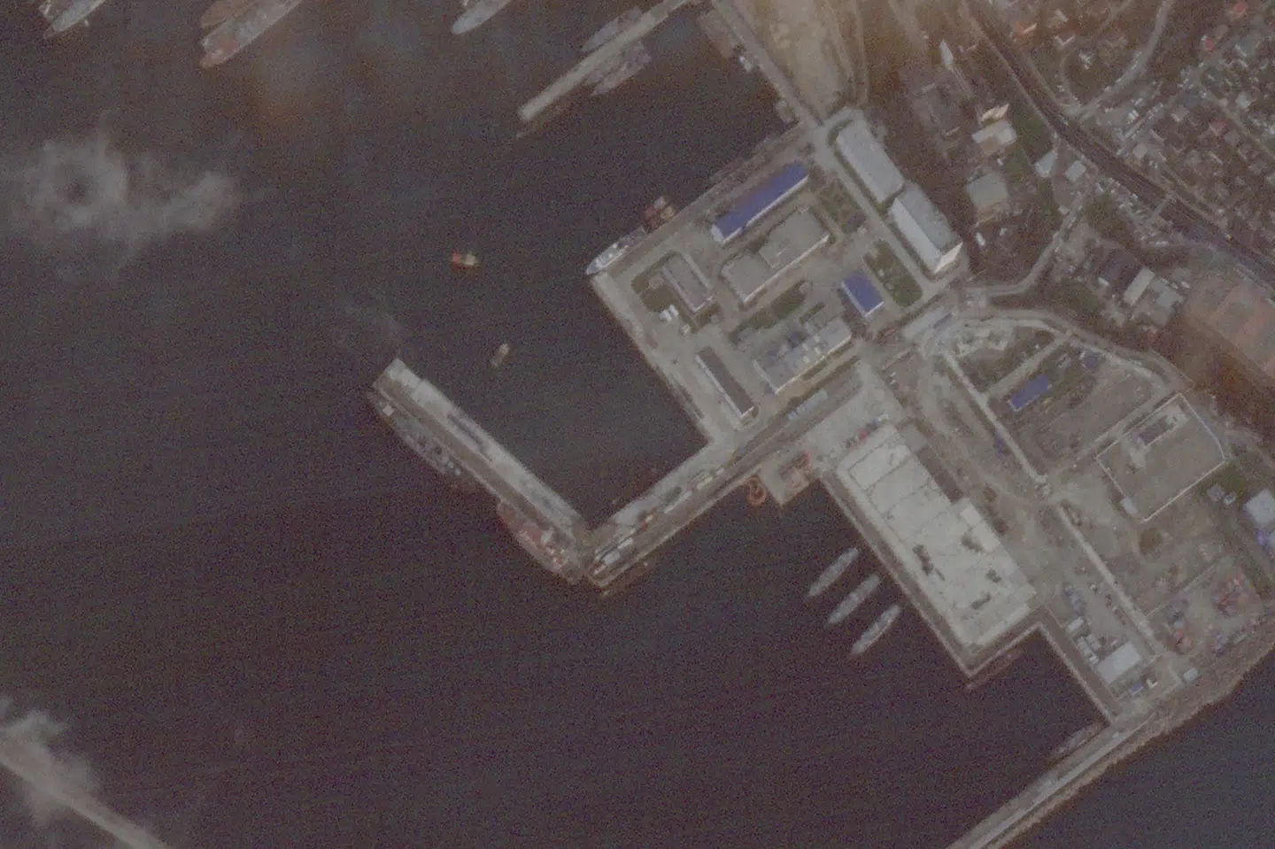 Satellitfoto af havnen Novorossijsk i russiske Krasnodar, der tidligere på måneden blev angrebet. Natten til mandag er det Volna i samme region, der meldes angrebet. (Arkivfoto).