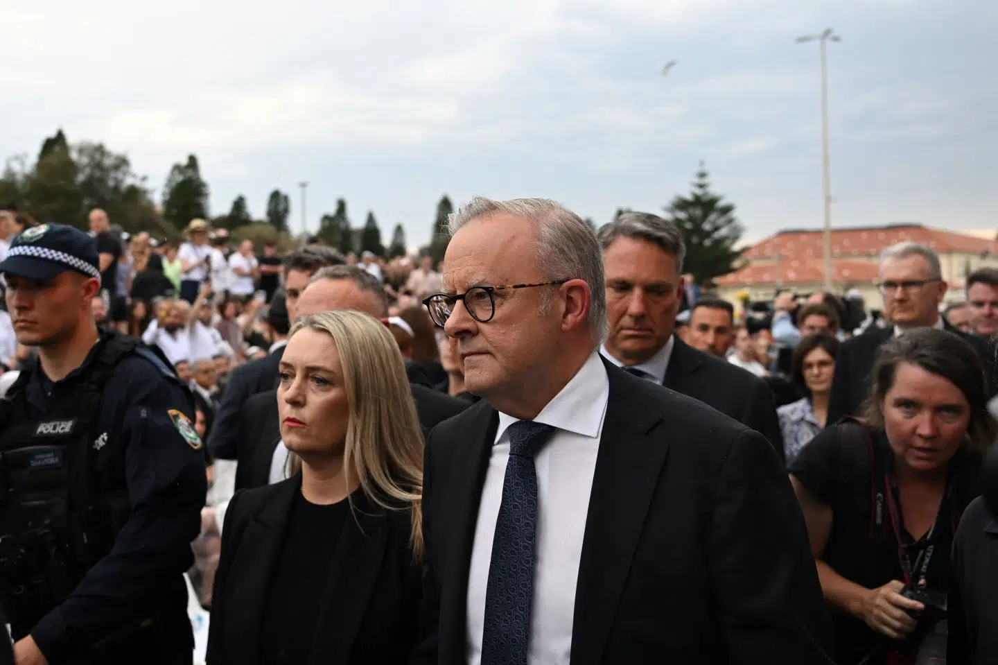 Australiens premierminister Anthony Albanese, der her ses søndag under en mindehøjtidelighed på Bondi Beach, undskylder mandag angrebet på jøder under den jødiske højtid chanukah den 14. december.