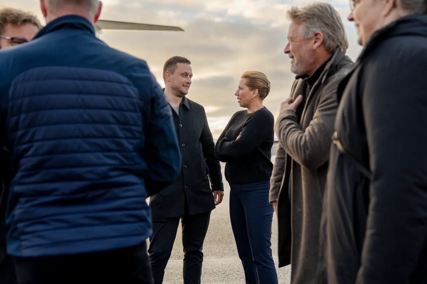 Formanden for Naalakkersuisut, Jens-Frederik Nielsen, og den danske statsminister, Mette Frederiksen, i Nuuks lufthavn i september 2025.