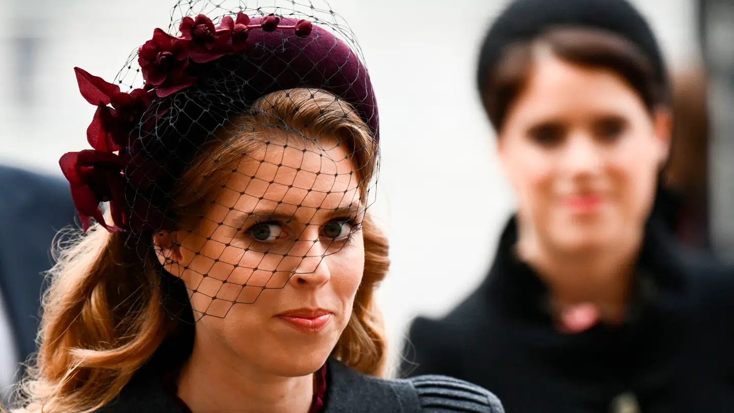 Prinsesse Beatrice of York og hendes søster prinsesse Eugenie of York står i et dilemma: Jul med forældrene eller jul med resten af kongefamilien.