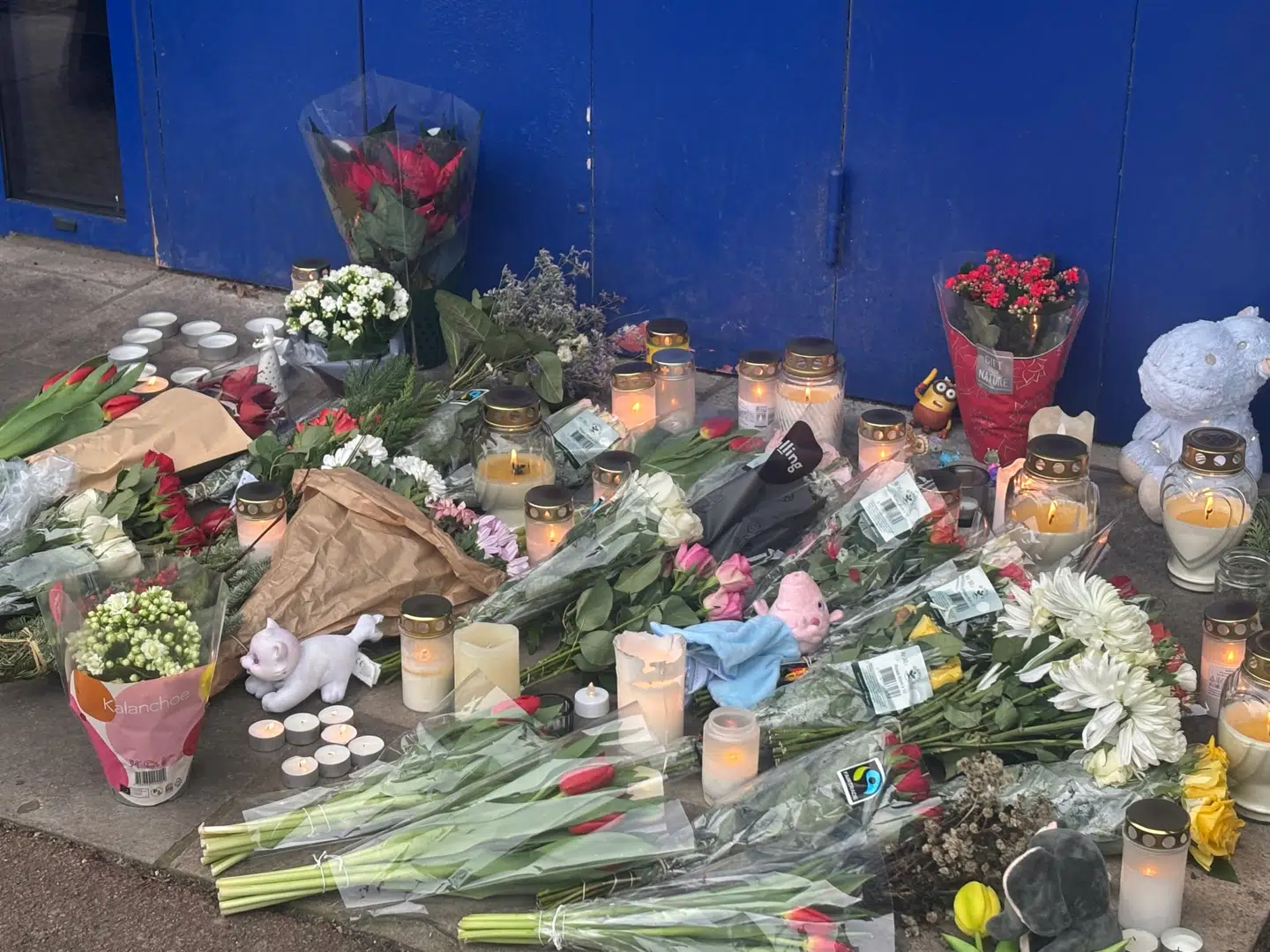 Der er tændt lys og lagt blomster på ulykkesstedet for at mindes den toårige dreng.