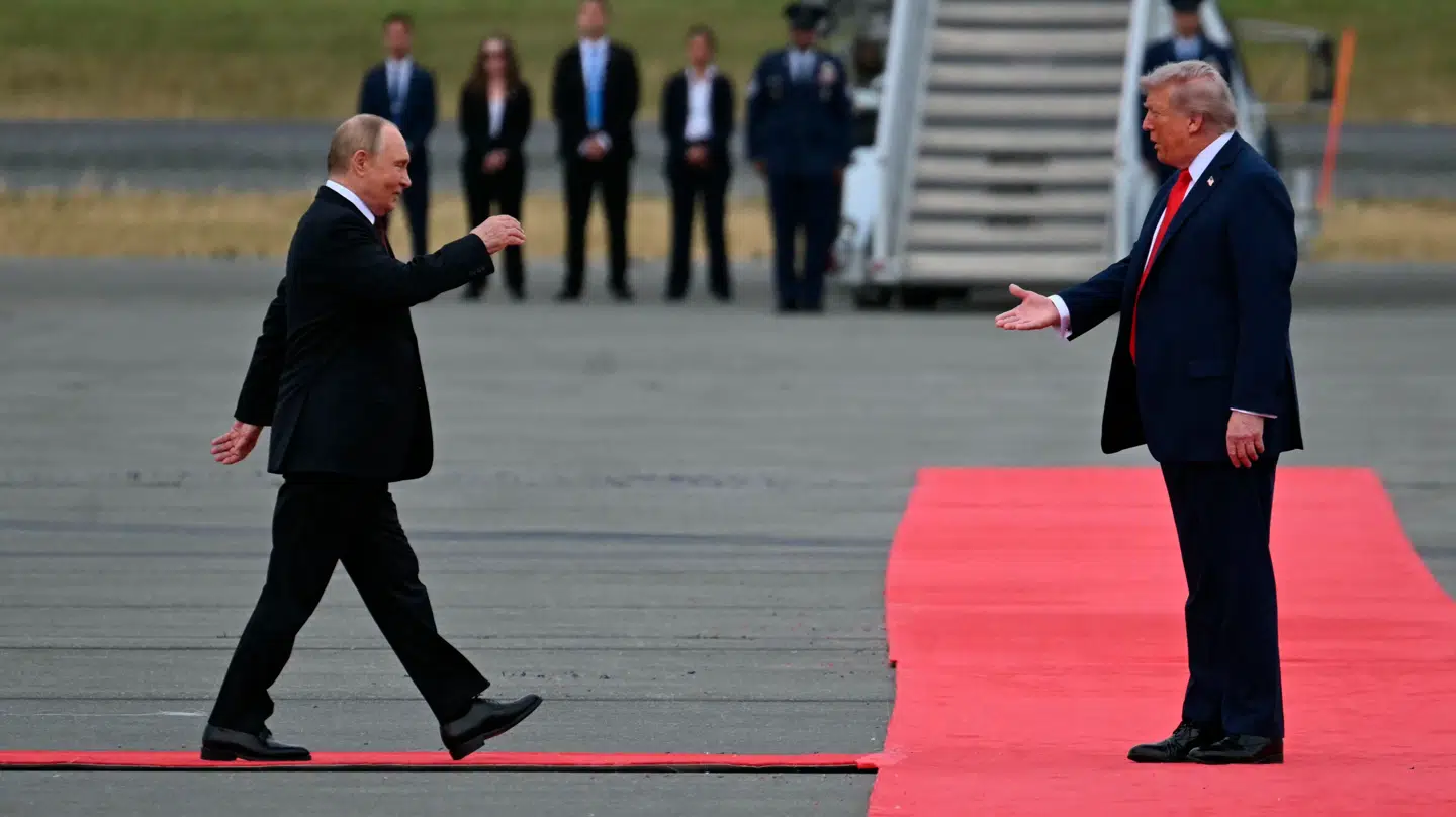 Den røde løber var fundet frem til Vladimir Putin, da han ankom til Alaska.