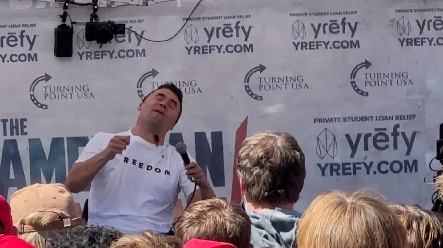 Øjeblikket, hvor den konservative superinfluencer Charlie Kirk blev skudt og dræbt.