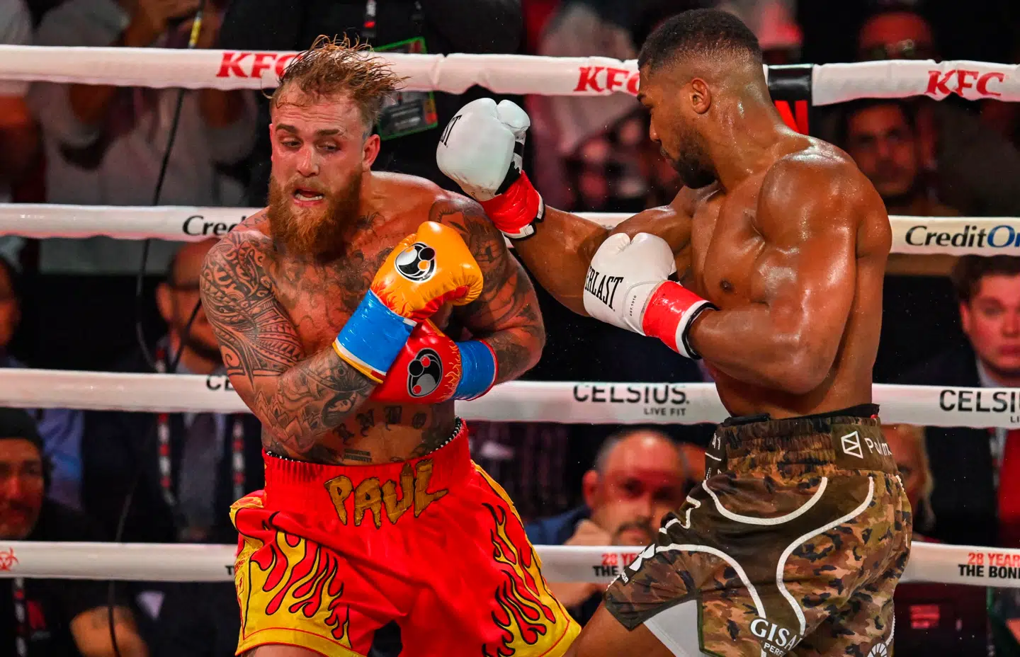 Influencer Jake Paul (tv.) tabte i weekenden til Anthony Joshua i sjette runde.