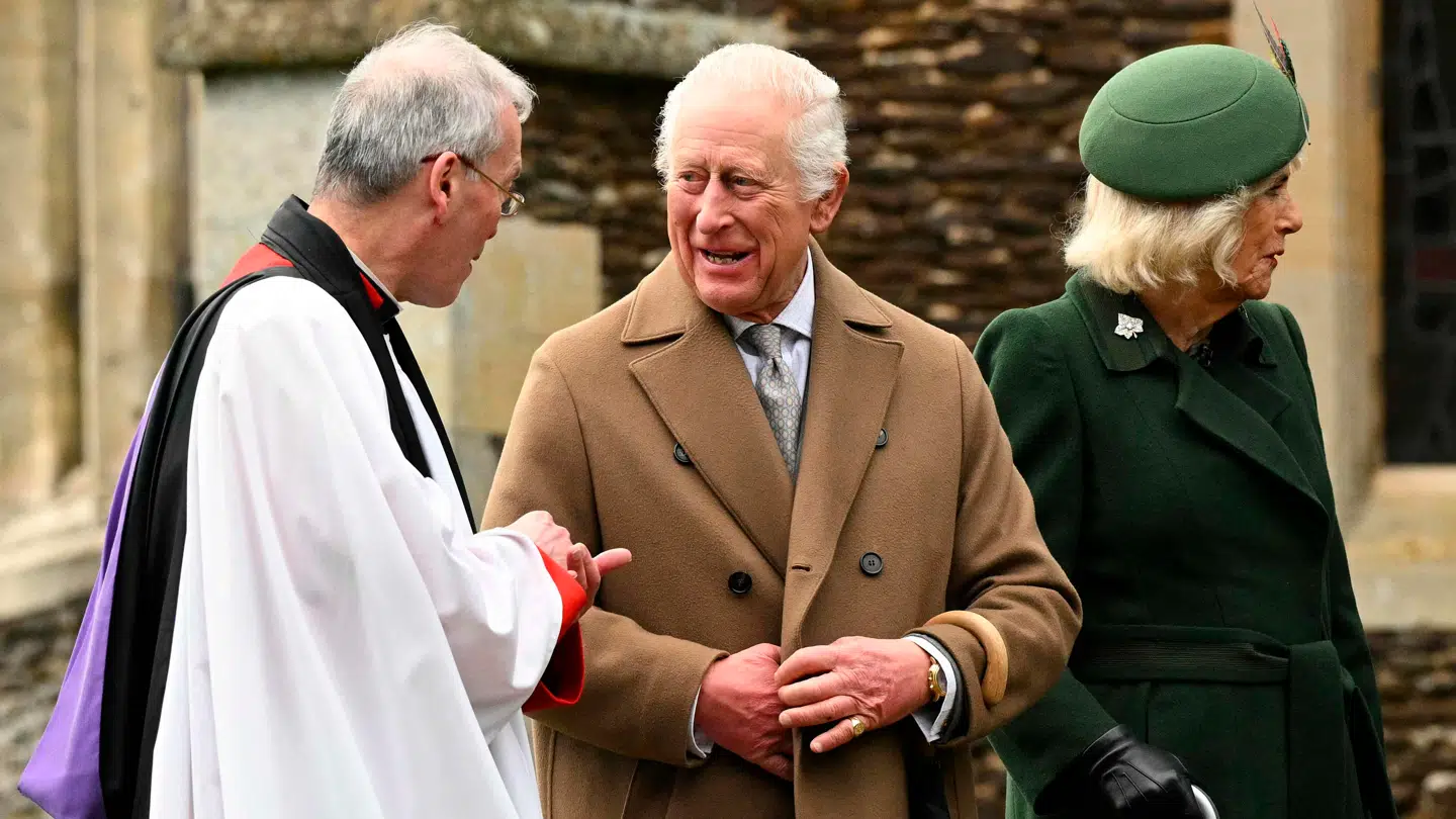 Julen i det britiske kongehus er yderst traditionsbunden. Her ses kong Charles til sidste juls faste gudstjeneste i St. Mary Magdelene Kirken nær Sandringham-godset, hvor kongefamilien altid fejrer jul.