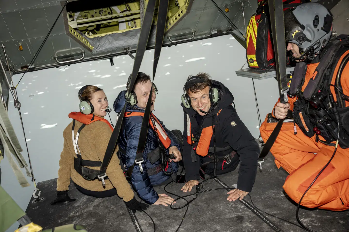 Frankrigs præsident, Emmanuel Macron, den danske statsminister, Mette Frederiksen, og den grønlandske regeringsleder, Jens-Frederik Nielsen, på helikoptertur i Grønland den 15. juni 2025. (Arkivfoto).