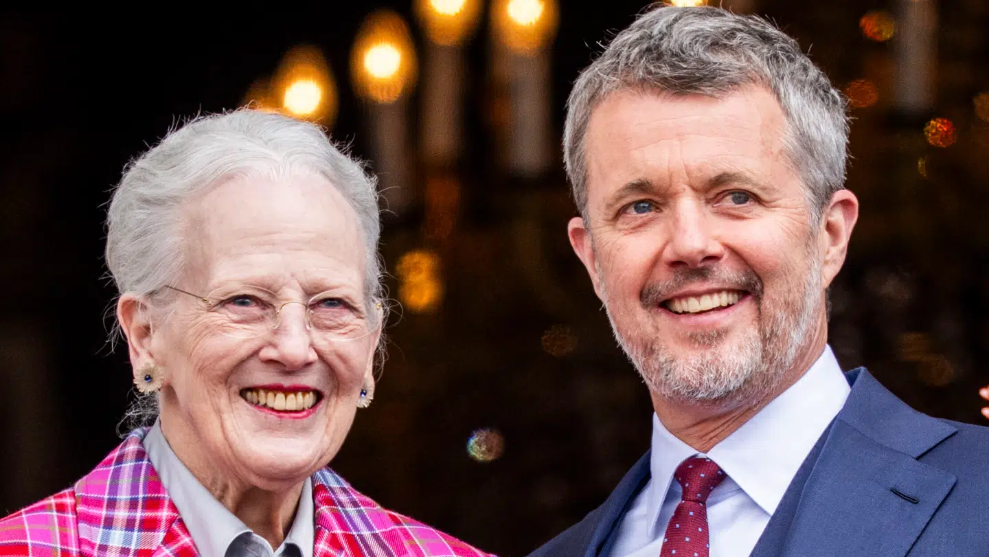 Dronning Margrethe og kong Frederik lærer at lave julehjerter.