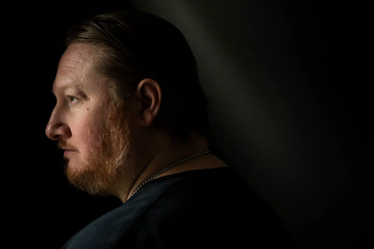 Igen vil et vaskeægte agentdrama udspille sig for åbent tæppe i de danske retssale, når PET-agenten Morten Storm nu må gå rettens vej for at få nogle få tusinde kroner om måneden. Storm kan ikke fremlægge lønsedler fra PET, hvorfor myndighederne nægter ham fuld førtidspension. Storm er nægtet fuld pension, fordi han har været for meget udenlands, uden at han kan dokumentere, at det er sket i Danmarks tjeneste. Selv har både Storm og hans advokat svært ved at forstå, hvorfor PET ikke får fixet den sag – uden at alle kigger med.