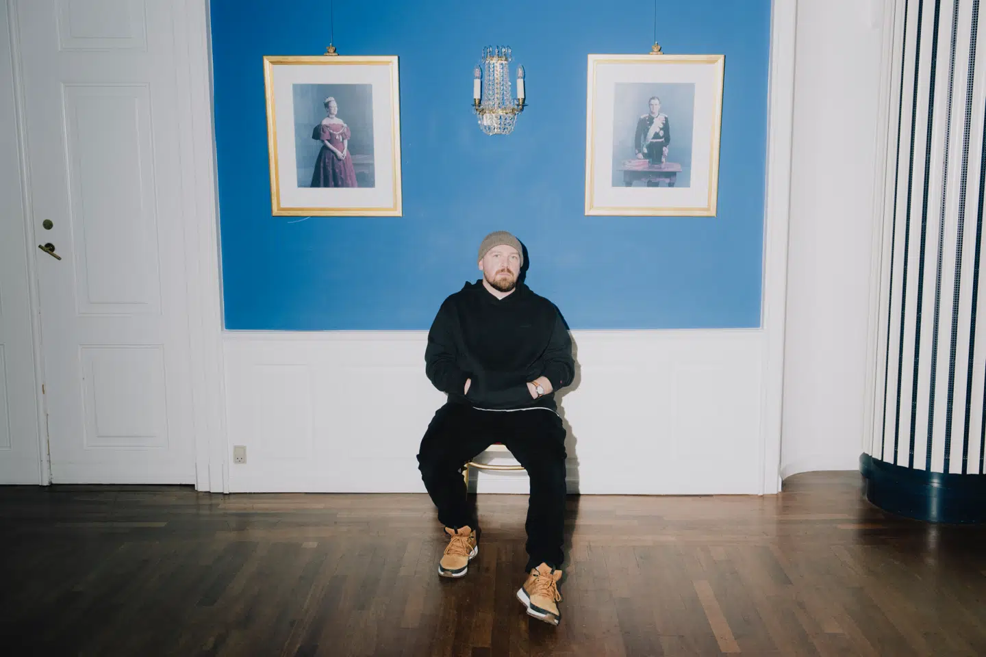 I takt med udgivelsen af sine succesrige romaner har Morten Pape foretaget en klasserejse. Men selvom han er blevet en del af det gode selskab og har »klaret sig«, sidder den dårlige barndom og svigtene stadig dybt i ham.