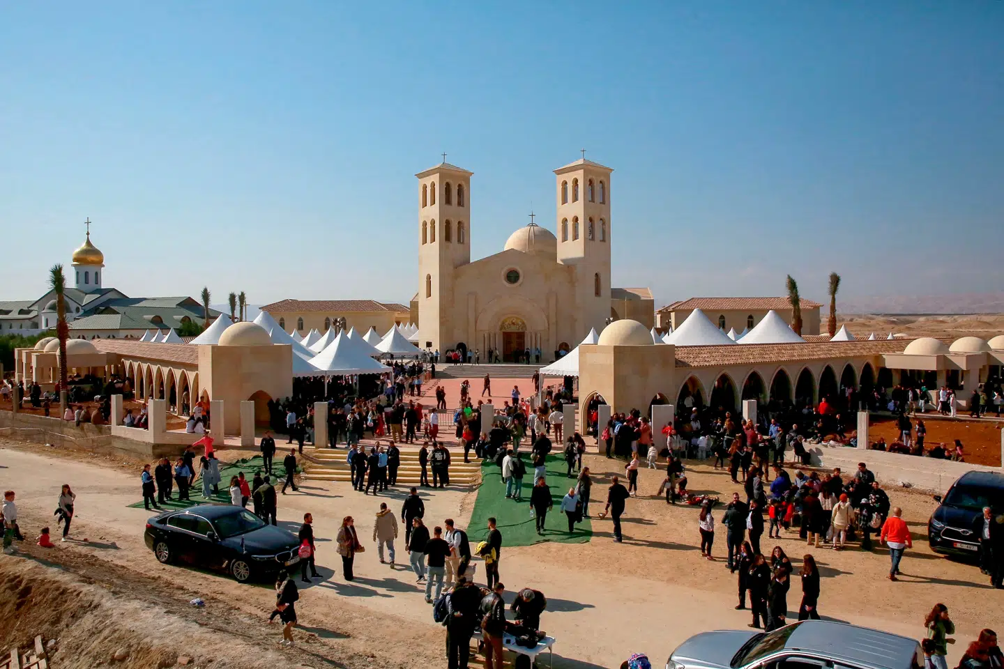 Al-Maghtas på østbredden af Jordanfloden (på billedet, red.) regnes for stedet, hvor Jesus skulle være blevet døbt. I dag er Jordan modtagerland for mere end en million krigsflygtninge.