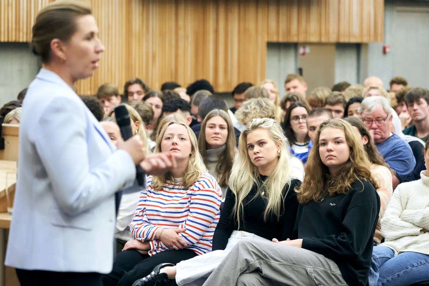 Statsminister Mette Frederiksen på besøg på Thisted Gymnasium tilbage i 2022. Socialdemokratiet har et stort problem med at tiltrække unge vælgere.