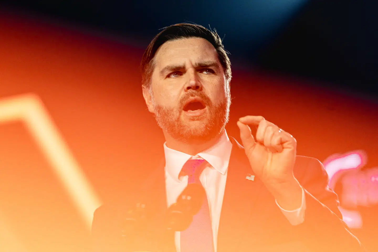 J.D. Vance til konferencen Turning Point USA. I et nyt interview sætter han ord på, hvorfor han går så hårdt til Europa.