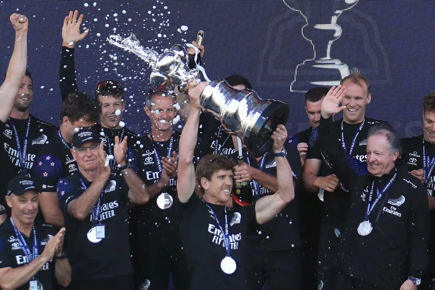 Team New Zealand løfter det ikoniske Auld Mug-trofæ efter holdets sejr i America's Cup 2021. (Arkivfoto).