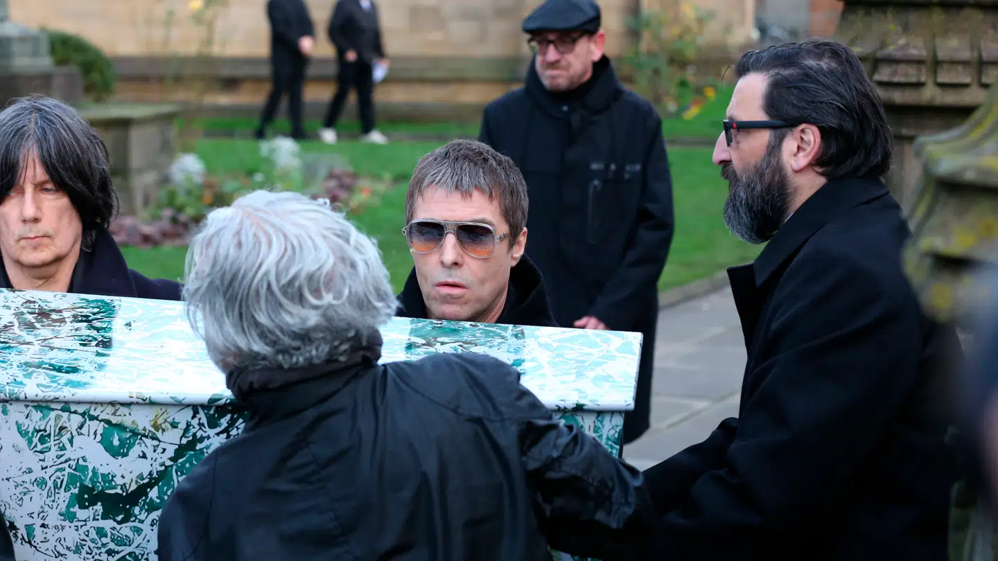 Liam Gallagher fra Oasis var med til at bære kisten.