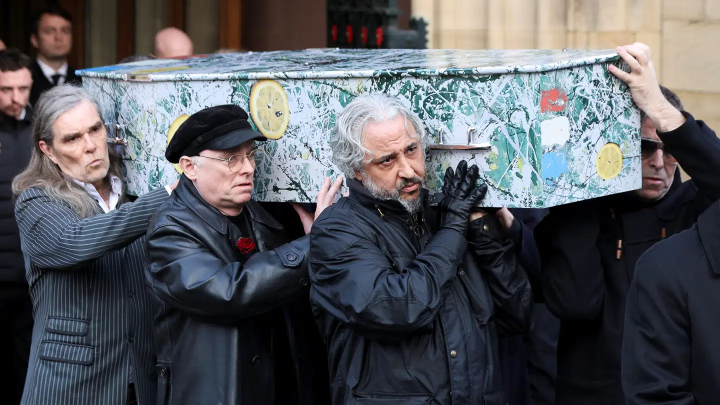 Stone Roses-forsanger Ian Brown (bagest) og Liam Gallagher (helt til højre) var med til at bære kisten.