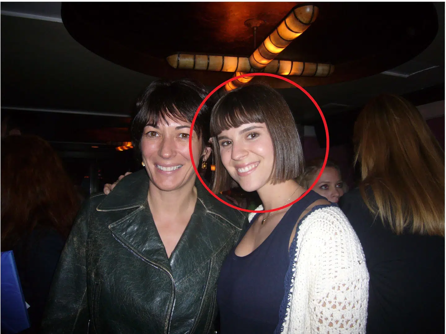 Sarah Kellen (th.) bliver typisk beskrevet som den mest centrale aktør for Jeffrey Epstein lige efter hans kæreste Ghislaine Maxwell (tv.).