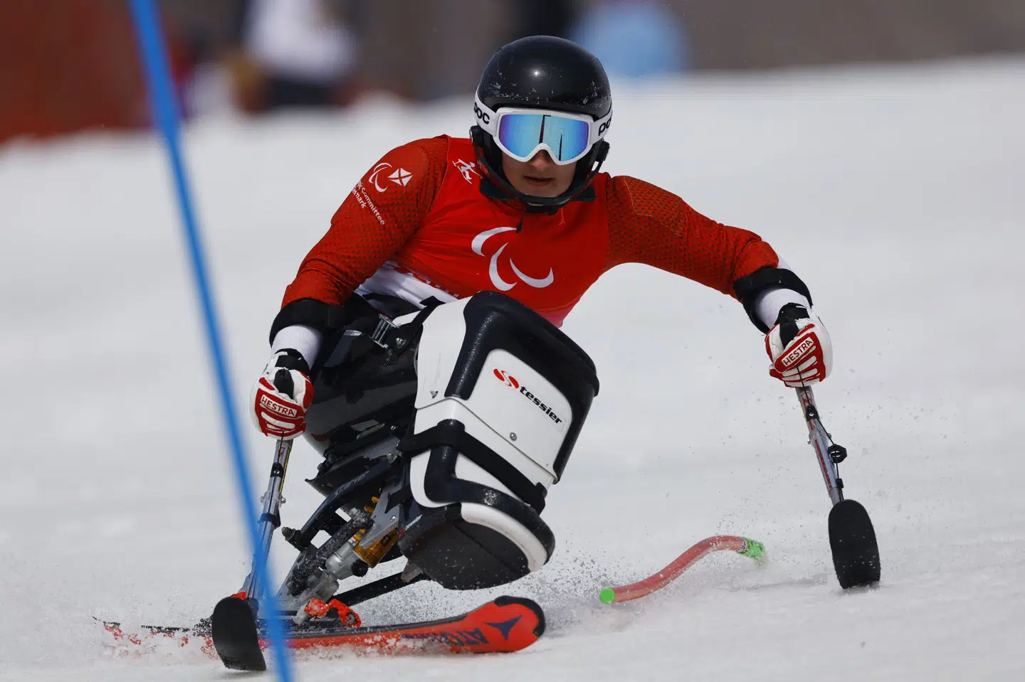 Den danske sitskiløber Adam Nybo i aktion under de paralympiske vinterlege i Beijing i 2022. I 2026 vender han tilbage, når legene afholdes i Italien. (Arkivfoto).