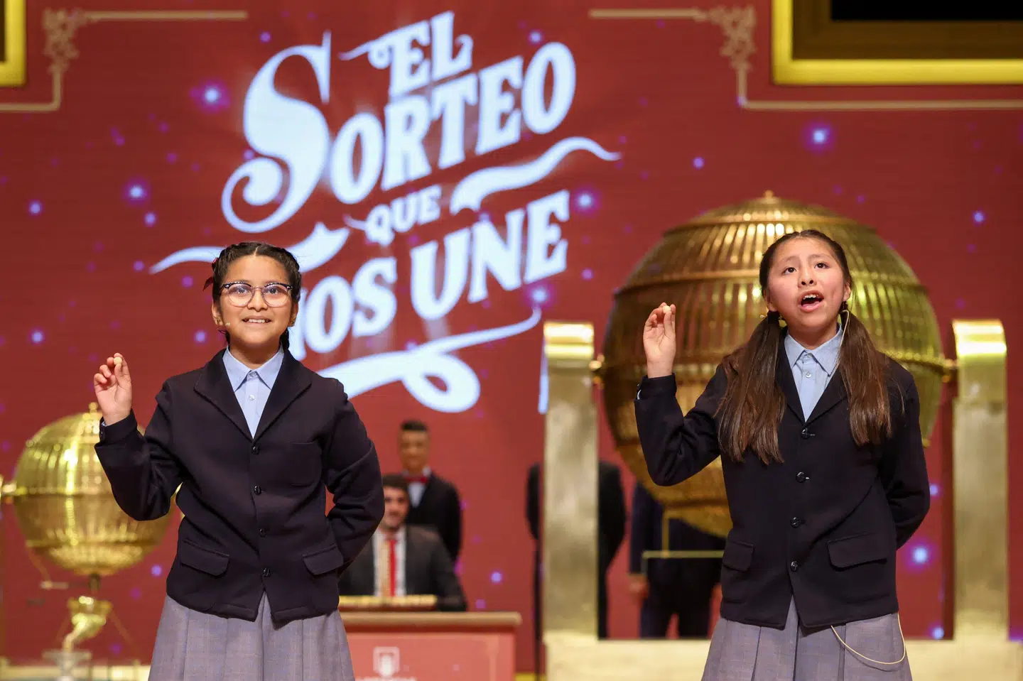 Skolebørn råber vindernumrene op i det traditionsrige julelotteri "El Gordo" i Spanien.