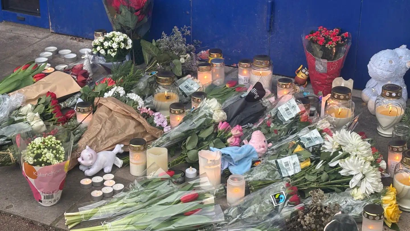 Der er lagt blomster ud og tændt lys for den 2-årige i Høje Gladsaxe.