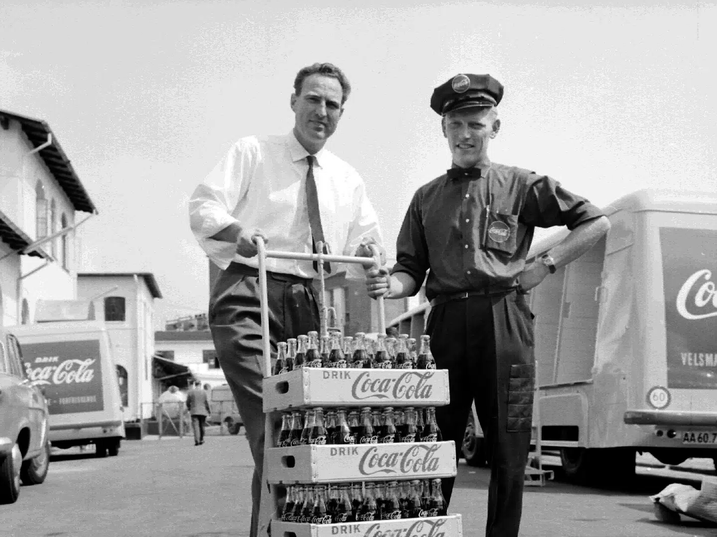 Nogle af de første kasser Coca-Cola på dansk jord. Lanceringen i Danmark var intet mindre end »magisk«, hævder den nuværende landechef, Klaus Borello, i en ny national kampagne.