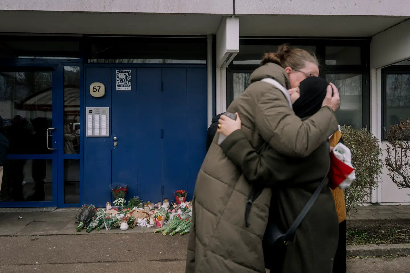 Et boligområde i Høje Gladsaxe er ramt af chok, efter et toårigt barn styrtede i døden fra et højhus.