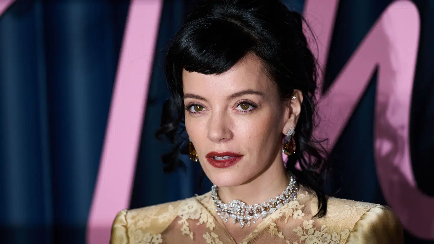 Lily Allen er blevet set kysse med en ny mand.