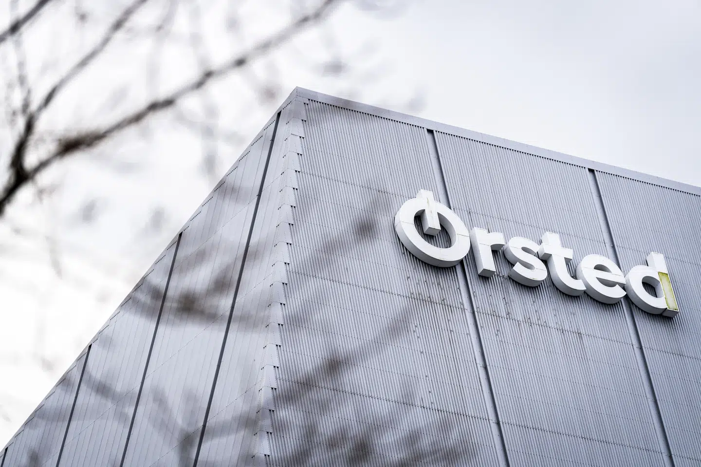 Ørsteds aktie er mandag dykket voldsomt, efter at kontrakterne for to havvindmølleparker, som Ørsted opfører i USA, sættes på pause.