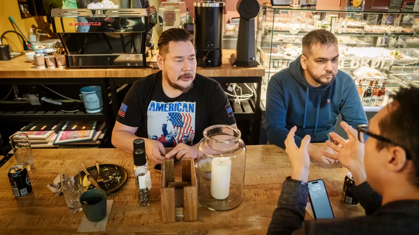 Amerikanerne har haft svært ved at få grønlænderne med på idéen om, at landet skal være amerikansk. Jørgen Boassen og Kuno Fencker fra partiet Naleraq (med ryggen til) er dog en undtagelse. De støtter idéen.