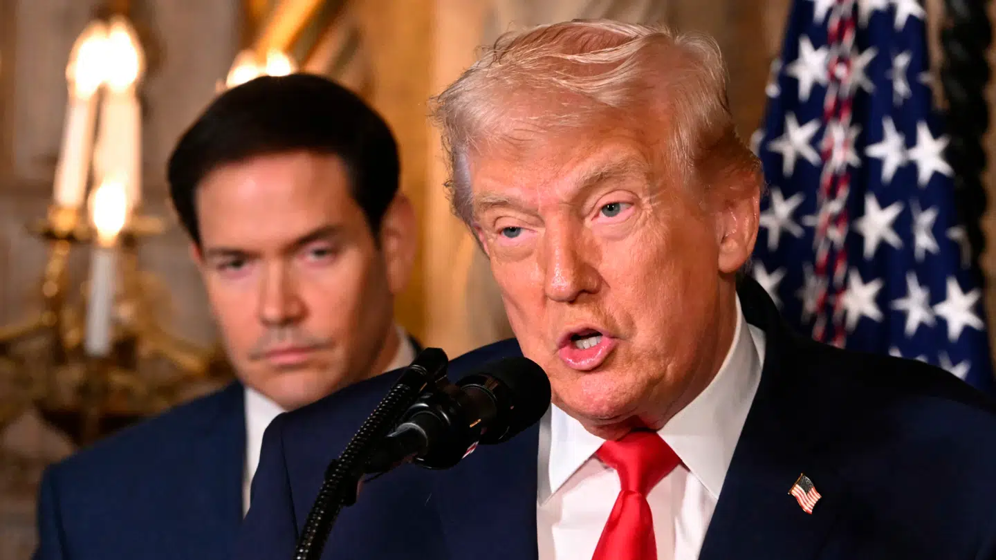 Donald Trump gentager sit ønske om at eje Grønland på en pressekonference, der handler om, at Donald Trump, vil bygge en ny klasse af amerikanske krigsskibe opkaldt efter ham selv i Mar-a-Lago.