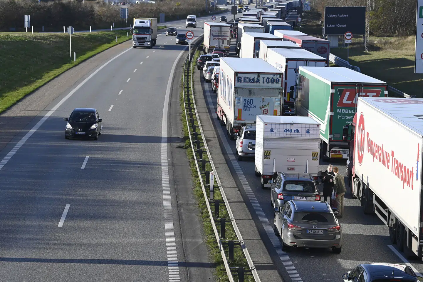 For at undgå at holde i kø eller køre i tæt trafik lillejuleaftensdag anbefaler Vejdirektoratet at undgå tidsrummet mellem klokken 11.00 og 14.00. (Arkivfoto).