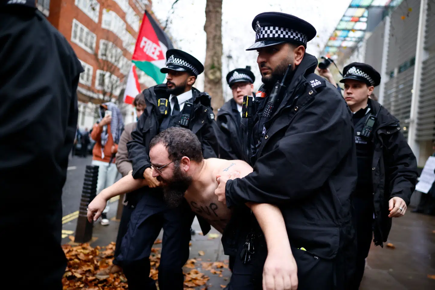 For nylig kom det frem, at en række propalæstinensiske slagord ville kunne føre til anholdelser i Storbritannien. Beslutningen blev kritiseret for at knægte briternes ytringsfrihed.