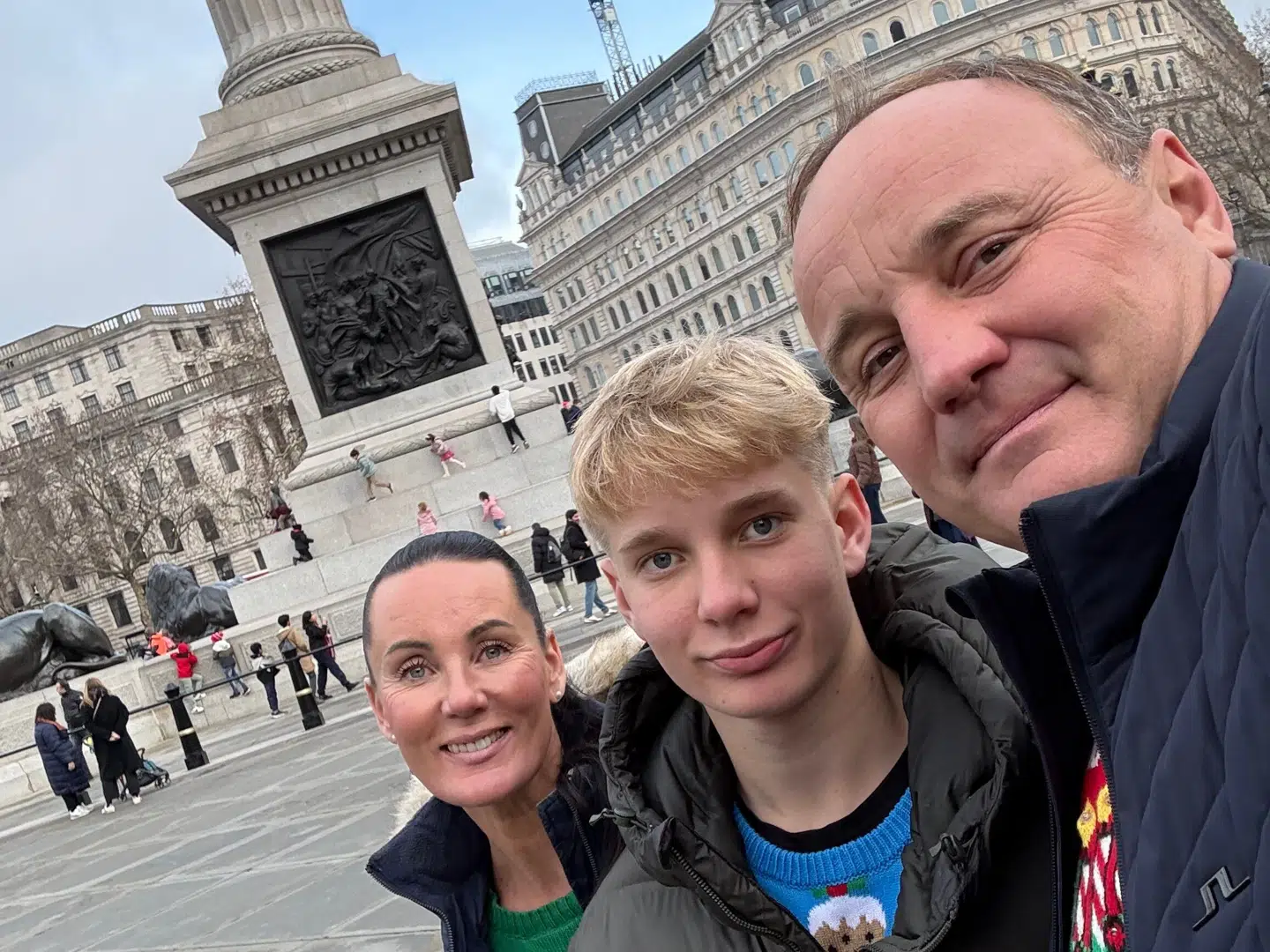 Familien bor i Malaga i Spanien, men var på vej til London, da episoden udspillede sig.