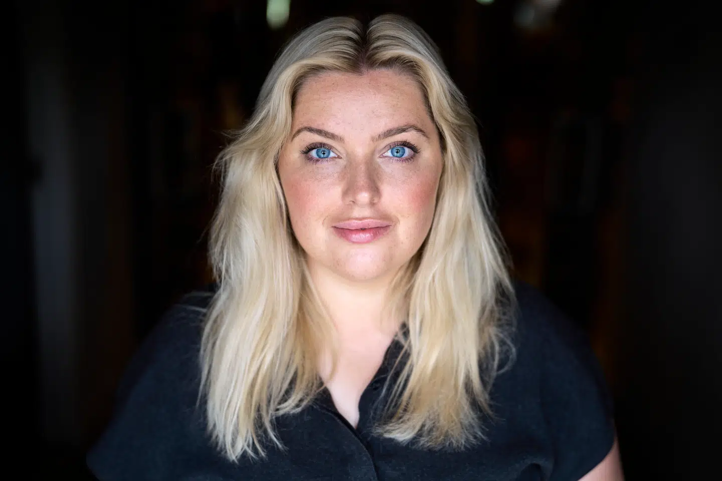 Emma Nørbygaard er en af to hoveder bag Michelin-restauranten Aure. Hendes kæreste står i køkkenet, mens hun ordner alt det omkringliggende.