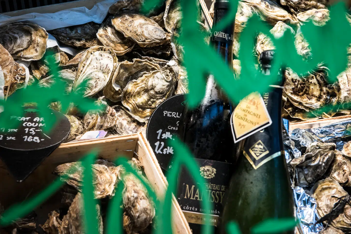 Det er en skam, at så mange danskere tror at for eksempel østers og champagne er noget man, sammen med andesteg, kun spiser én gang om året. Vi snyder os selv, skriver Søren Jacobsen Damm i denne leder.