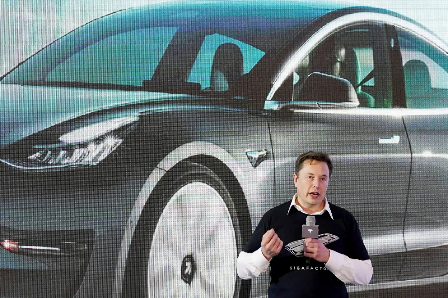 Elon Musk taler ved lanceringen af Tesla Model 3, der som bekendt også har de flade håndtag, som andre Teslamodeller bruger.