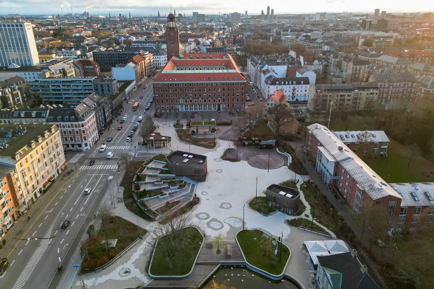 Aktiviteterne krabber sig ind fra siderne af John Winthers Plads.