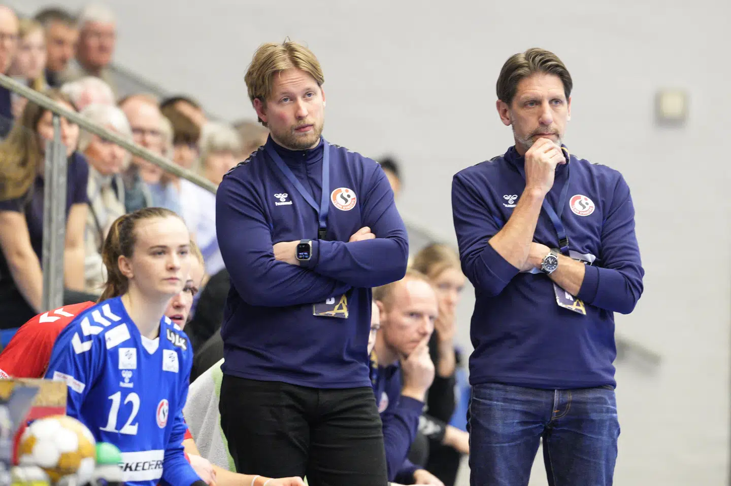 Assistenttræner Christian Knutzon Køhler og cheftræner Tomas Axnér følger med fra sidelinjen under en Champions League-kamp med Team Esbjerg. (Arkivfoto).